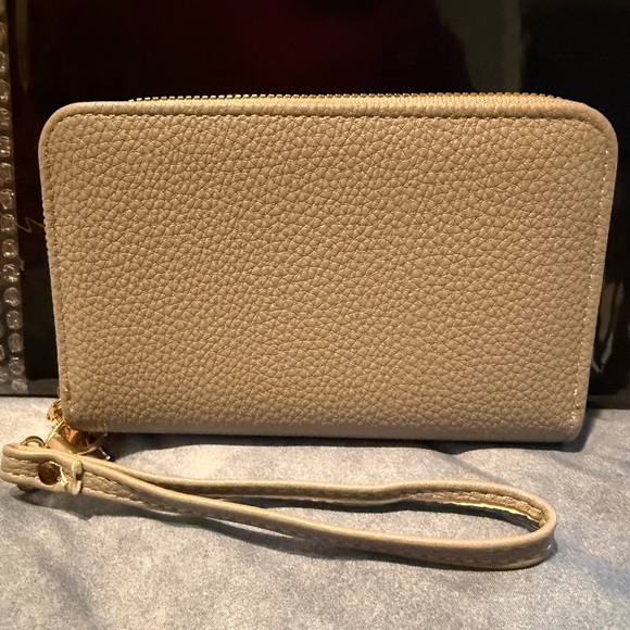 NEW Gray Textured Wristlet - Picture 5 of 6